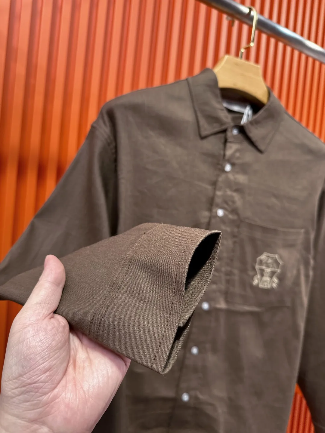 BRUNELLO CUCINELLI Brunello Cucinelli BC Bc slightly wide version M-XXL (the suit does not come apart, 💯Tencel linen) 26SS Brunello Cucinelli autumn and winter models are hotly shipped｜Exclusive customization Official website counter Same Style BC🌟Casual suit·Old money style Middle Eastern Tencel linen fabric The top shirt 👔 has a small lion and ball micro badge on the chest 🪡 embroidery, the pants 👖 a small lion and ball micro emblem 🪡 embroidery are made of 100% 💯 Tencel linen, soft to the touch and not easy to deform, with anti-pilling technology, the upper body is extremely comfortable, solid color lapel shirt 👔 pants 👖, solid color ribbed edges full of details. The simple version is not flattering to the body shape, and the original fabrics are standard. The skin-friendly and breathable texture is suitable for all daily scenes. It can be switched between commuting and leisure with one click. It shows high-end taste in a low-key manner, and provides comfort and style throughout autumn and winter. The inner hemming is evenly and meticulously routed, and the texture and texture are super soft. It is very light and soft, and feels extremely delicate and silky. The finer the yarn, the harder it is to work, and it is very time-consuming and material-consuming. It is a super rare product. The particularity of the fabric of each piece of clothing makes it silky soft and smooth. The unique embroidery pattern on the chest, you can feel its softness and smoothness when it comes into contact with the skin! The overall design is simple and grand, continuing Classic. The calm and elegant Classic color scheme naturally exudes a casual, elegant and sophisticated style, highlighting the style of a major manufacturer. Fabric, quite wide and comfortable. Delicate, easy to wear, dry, breathable and non-stick. The texture is light and there is no pressure on the upper body, as if it can breathe. Whether it is wiring, cutting or hardware configuration, it is the highest level of craftsmanship. Every detail is meticulous and quite elegant! The minimalist style structure is grand, natural, and highly recognizable. The upper body will never go wrong with the matching performance, and there is no doubt about it! Color: Linen Coffee Brown Size: M-3XL Size chart: Top size chart: M: Shoulder width 52-Bust 54-Length 69 L: Shoulder width 54-Bust 56-Length 71 XL: Shoulder width 56-Bust 58-Length 73 XXL: Shoulder width 58-Bust 60-Length 75 3XL: Shoulder width 60 - Bust 62 - Length 77 Pants size chart: M: Seat circumference 107 - Waist circumference 78 - Pants length 103 L: Seat circumference 111 - Waist circumference 82 - Pants length 105 Sitting circumference 123 - waist circumference 94 - pants length 111